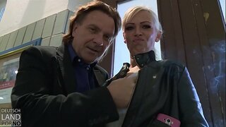 Vivian Schmitt esik, a paparazzik, hogy az áldozatok .....