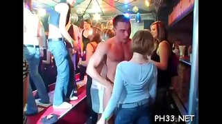 Шипове прецака бузите в горещи пози