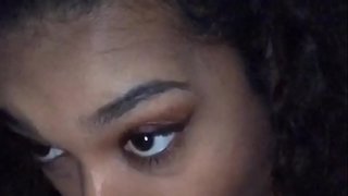 ДЕВОЈКА УЗИМА БЕЛИ ВЕЛИКИ ПЕНИС И ОТСАСЫВАЕТ ГА