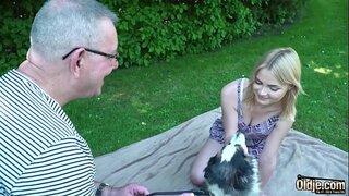 Muda berambut perang membuat orang tua cum di dalam mulutnya