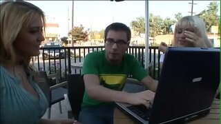 Пар отвратительных пикаперов бирде ева Лоуренс һәм Трина Майклс эләккәч, кырда ягыннан