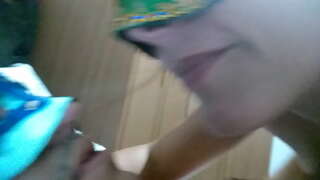 ���िवाहित महिला spitting को मुख मा पुरुष र बनाउने उहाँलाई यो निल्छन्