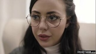 Sudrumstų mergaitės paskutinė išeitis yra socialinis darbuotojas shes susitikimas.Tačiau jis vienintelis, kuris gali padėti jai ir jos sis, bet tai kainuoja.Jis nori ją turėti lytinių santykių su juo.Protas nėra kitos išeities, ji gerklės savo gaidys ir leidžia jam valgyti jai, kol jis fucks jos