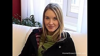 Super lucu pirang rumaja strips buligir jeung muterkeun jeung kedap nya pussy