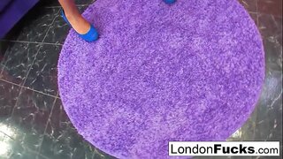 Babe na háise fucks í féin