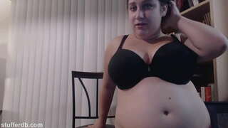 Chubby knabino amas desertoj