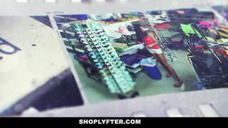 טין בלאַנד איז אַ נאַכט יבעררוק אָנגעשטעלטער אין די קראָם.דער אָפיציר איז ערעסטיד איר פֿאַר סטילינג מאָרגן יבעררוק מעלדעט און זי אַדמיץ עס אַז זי טאָן עס 1 אָדער 2 מאל.דער אָפיציר פּולז אויס זיין דיק און לעץ איר האַלדז עס.אין קריק ער ליקס און פאַקס איר לאָך.