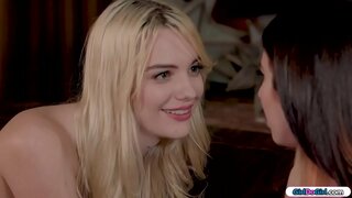 Brown ang buhok ay naghahanap para sa mga remote at nagtatanong sa kanya blonde remote na kung siya alam kung saan ito ay.Ang lahat ng mga hubad siya lumiko sa paligid gamit ang remote sa kanyang puwit.nito ang lahat ng mga bahagi upang tumanggal up sa kanya at siya seduces sa kanya.Ang mga ito halik at siya licks kanyang puki bago ang kanyang pag-upo sa mukha