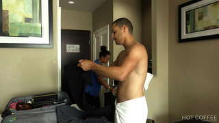 ХИЗМАТРАСОНИИ РАҚАМИ! Латиноамериканка бо калон попой трахается саратон бо гостем ва брызгает ӯ дар оғӯши.