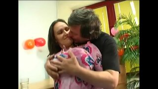 Malusog na batang babae Jenny na may natural na suso, pwet, suso mula sa likod