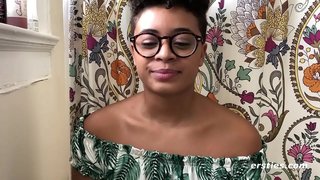 Ebano bata gets sa ibabaw sa higdaanan