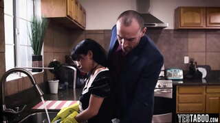 Busty latina morwyn cyw garw yn cael fucked o&#039;r tu ôl