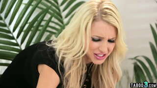 כועס קוגר אשתו r. לעזאזל עם אדם זר.