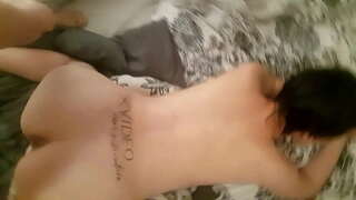 Wahine slut hiahia ana te cum i runga i tona kaihe