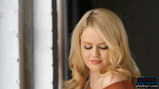 Big boobs kaj ronda pugo blonde MILF babe montras varma korpo