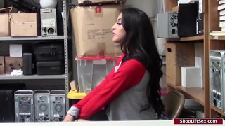 لاتينا shoplifts و ضابط تفتيش لها.انه يجعلها تتعرى يهيمن عليها لانتزاع لها الثدي.وقالت انها تعطي له اللسان ثم الانفجارات لها