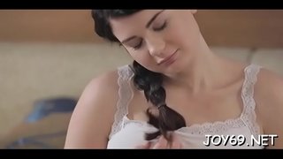 Πικάντικη νεαρή μελαχρινή Lucy L. κάνει το πρώτο της ερωτικό βίντεο