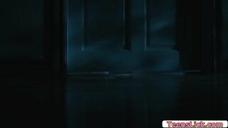 Татуированный դեռահասը արթնանում է, եւ կամաց-կամաց դուրս է գալիս եւ հանդիպում է իր ընկերուհու հետ այլ սենյակում.Դրանից հետո նրանք սկսում են կրքոտ համբուրել միմյանց.Այնուհետեւ նրանք իրենց փիսիկ խոնավ ու անցնում են ստեղծում 69.