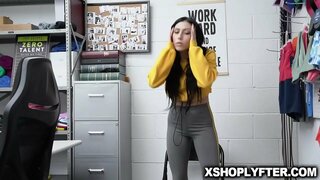 Brunette teen Judy Jolie ag fáil a pussy daingean romped wildly ag an garda slándála ó taobh thiar