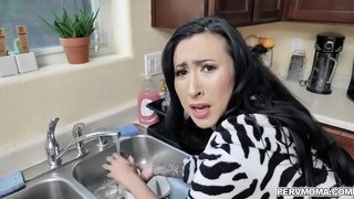 Karšto mama Lily Lane nori, kad jos stepsons sulčių, kad ji važiuoja jo, o shes daro skalbykla