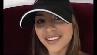 Лепа млада бринета са задорными сисама и раскосыми очима Мишел Мэйлин ужива јахање на великом чланице светски познатог копиле Манојла Ферреры