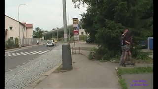 Tage en ung hore til at kneppe under en bro i en offentlig park