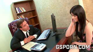 ���ेक्सी श्यामला सचिव के साथ सह मुँह में