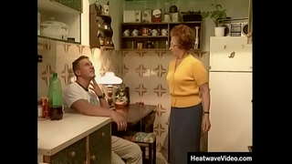 Granny&#039;s Big Adventures #1-Susan-Olgun kızıl saçlı anne ve genç sevgilisi arasındaki yaş farkı daha büyük olamazdı!