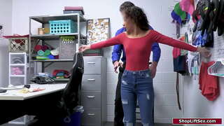 Malgrandaj mamoj latina estas kaptita ŝtelado kaj oficiro faras kavo serĉo kaj fingroj ŝia pussy and ass.Li faras ŝin doni al li bj kaj anal fucks her