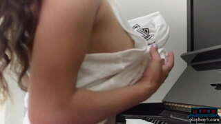 Middelblad pornografiese ster Uma Jolie toon af haar ongelooflike natuurlike liggaam