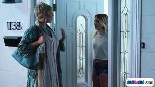 ���ोरा एक संचिका एमआईएलए माध्यम के माध्यम से उसके स्टेप्सिस से जुड़ता है । वे चुंबन और मध्यम रिम है।छोटे स्तन बेब उसे मुंडा बिल्ली के साथ